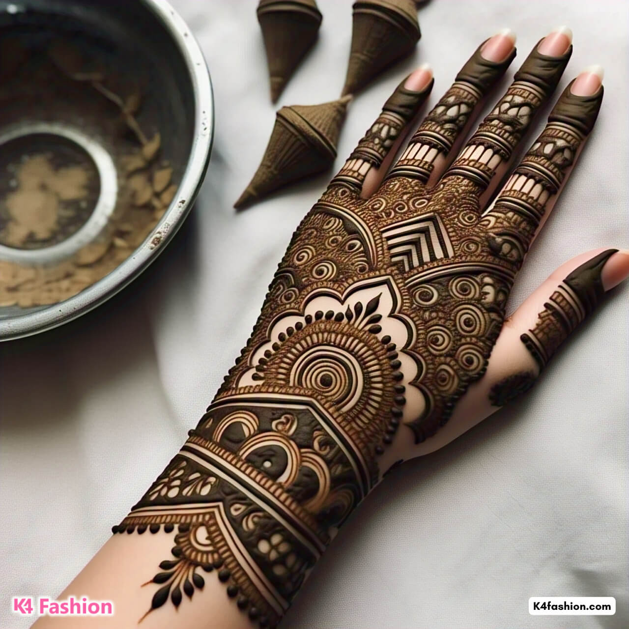 Circular Motifs and Geometric Patterns Traditional Mehndi Design