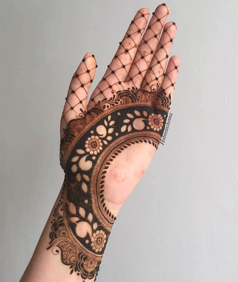 Intricate Semi-Circular Floral Mehndi Design