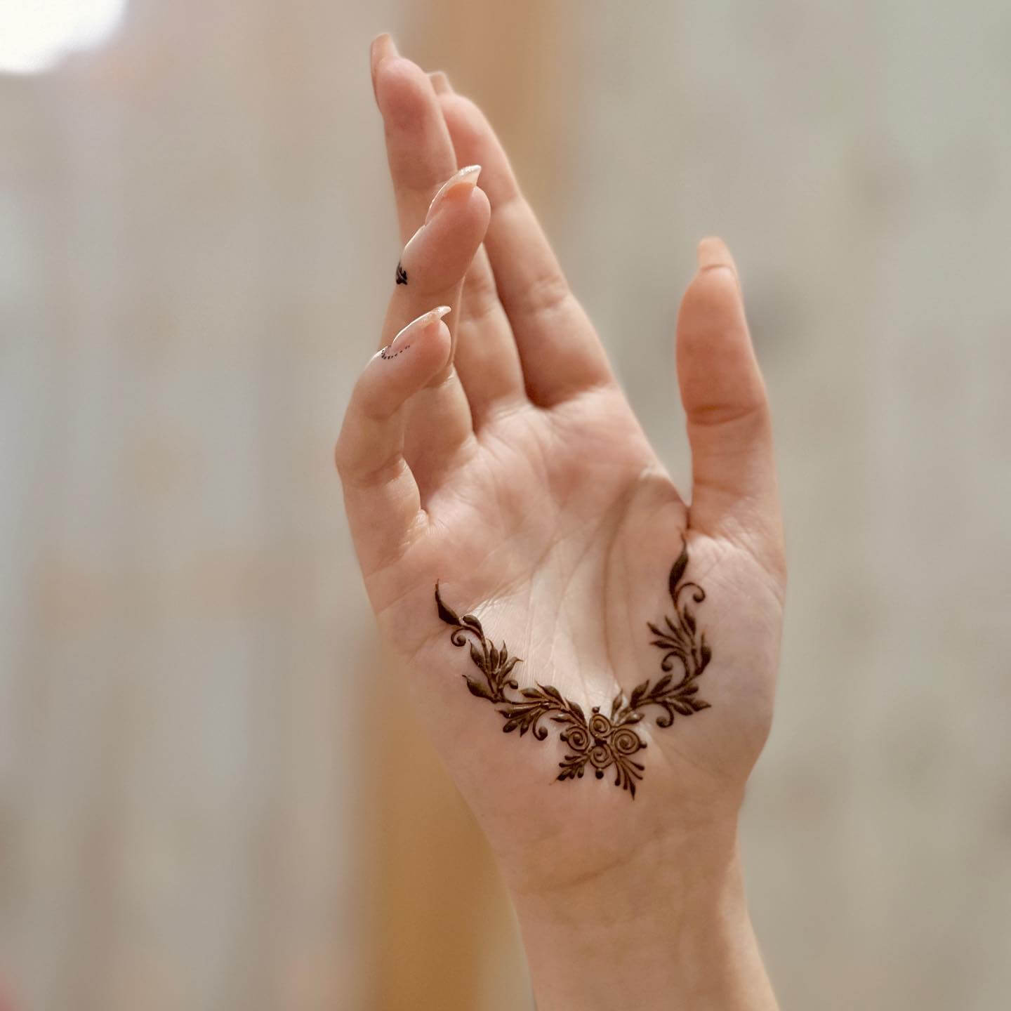 Minimalist V-Shaped Floral Mehndi Design