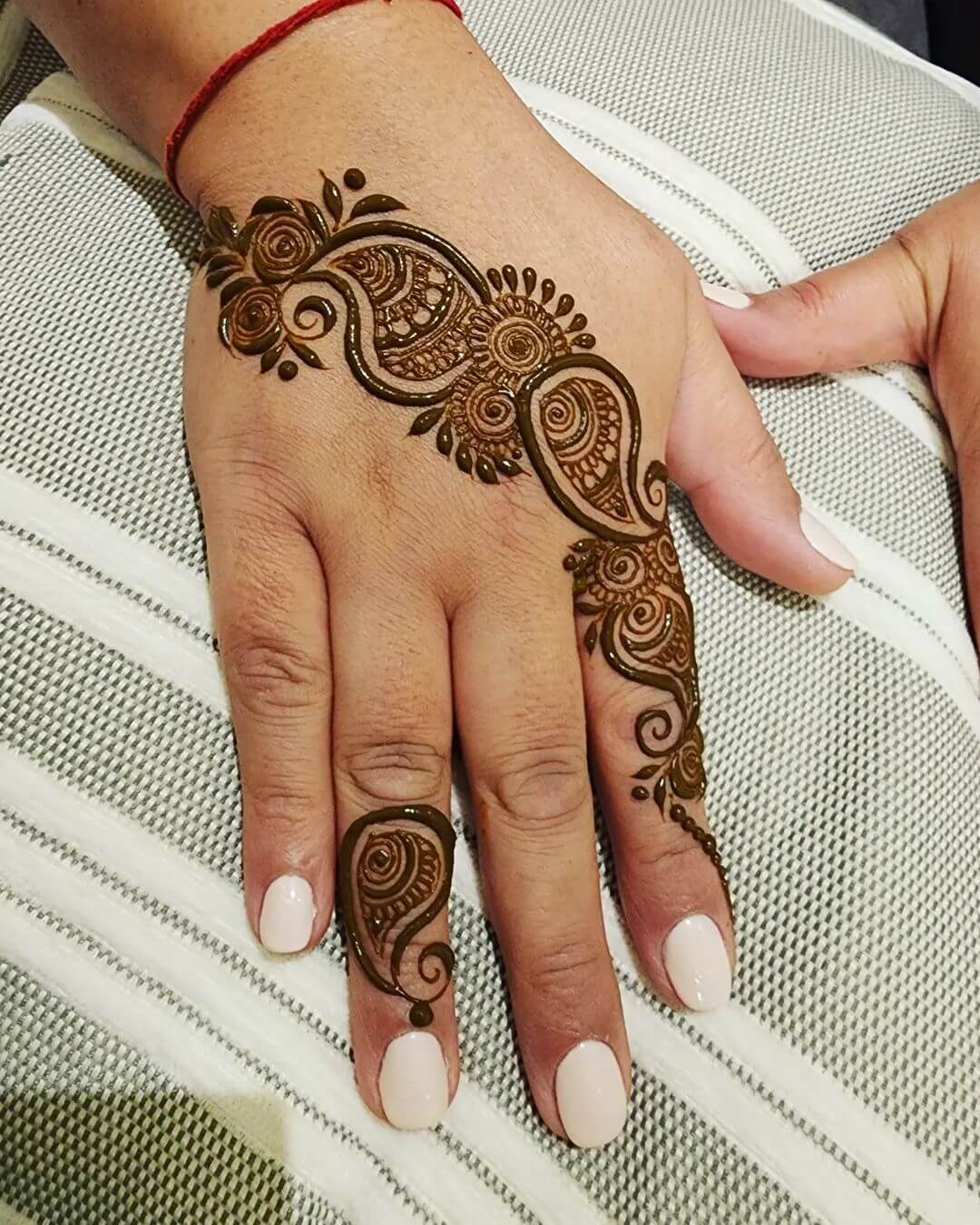 Easy Mehndi Paisley Design for Backhand