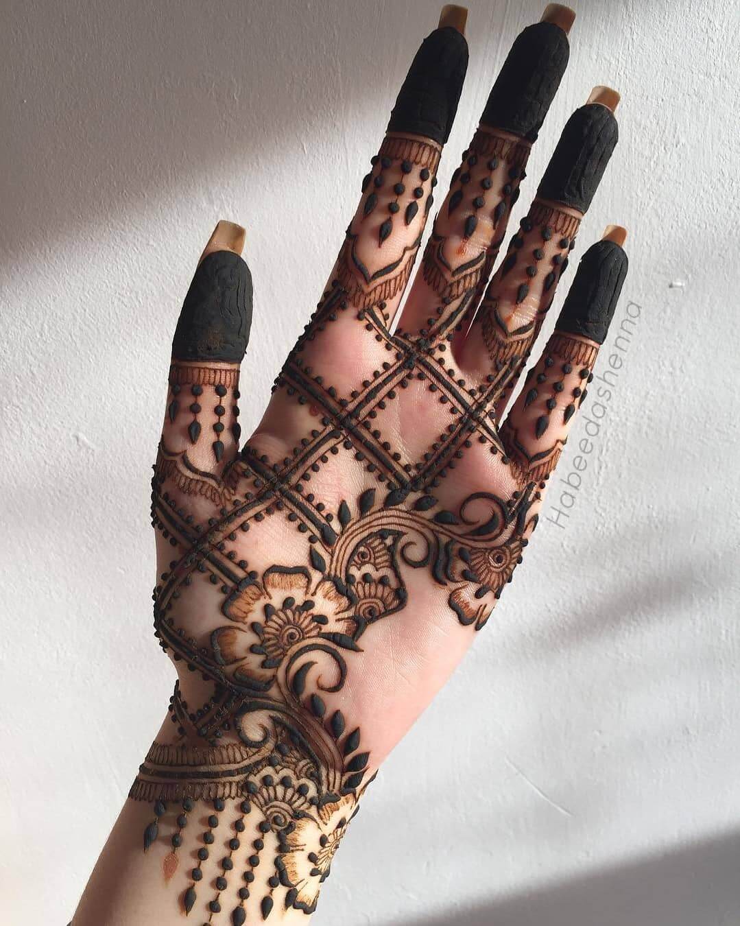 Artistic Mehndi Masterpiece: Intricate Floral and Geometric Patterns