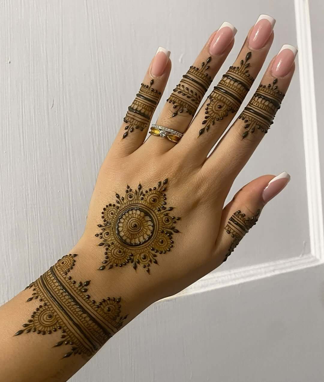 Elegant Floral Mehndi Design: A Blend of Tradition and Modernity
