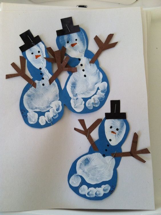 Adorable Snowman Footprint Craft Using Paper & Black Marker - Low-cost Christmas art ideas for children.