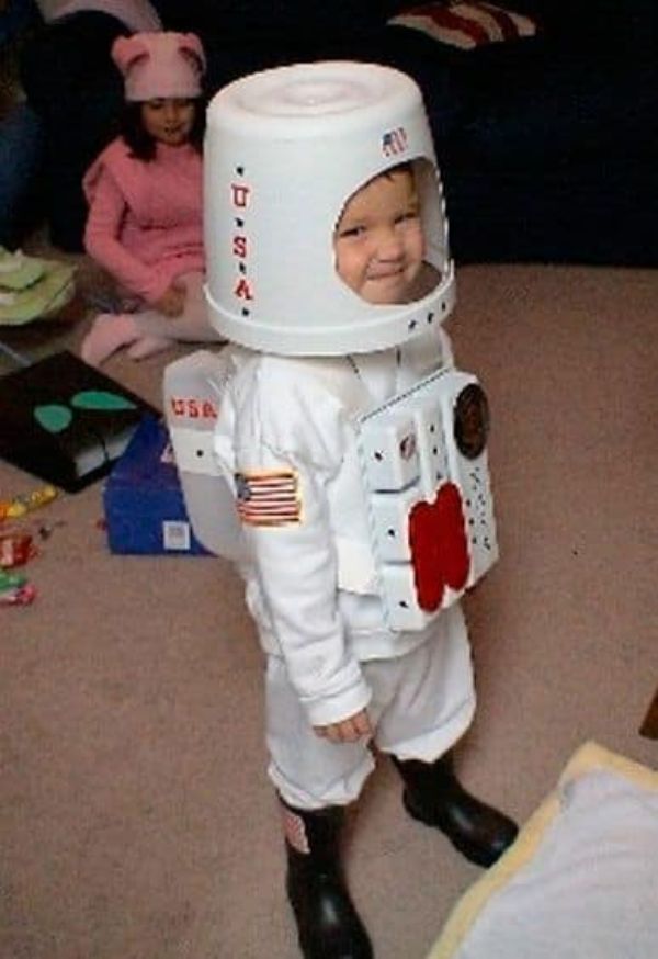 Astronaut Costume Craft For Fancy Dress Competition - Families Crafting Clothes for Youngsters