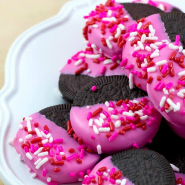 Awesome Oreo Dipped Candy Bomb Recipe With Sprinkles - Ideas for a Valentine's Day Snack Table for Kids 