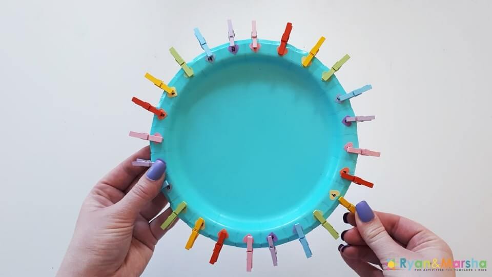 Awesome Paper Plate Color Matching Learning Activity For 4 Years Old Kids - Educating oneself with clothespins
