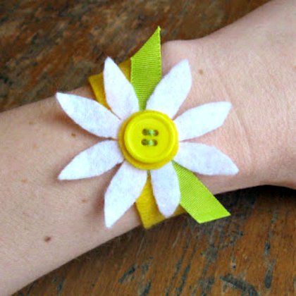 Beautiful Flower Bracelet Craft For Friendship Day Using Felt Scraps, Ribbon & Button - Crafting Friendship Bracelets with your own materials for Friendship Day. 
