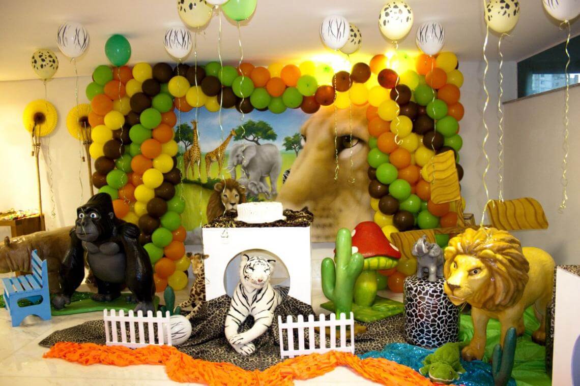 Beautiful Jungle Trip Theme Decoration Idea With Colorful Balloons - Ideas to host a Safari themed Birthday Party 