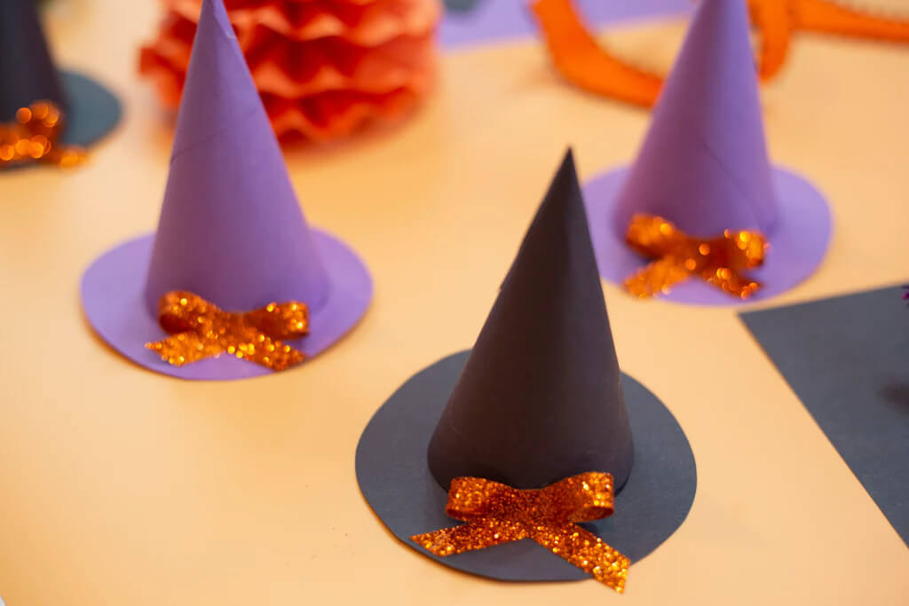 Beautiful Witches Hat Construction Paper Craft For Halloween Parties - Creating Halloween décor with cardboard 