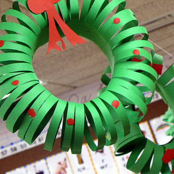 Christmas Wreath Decoration Craft Tutorial With Construction Paper - Assembling a Christmas Wreath