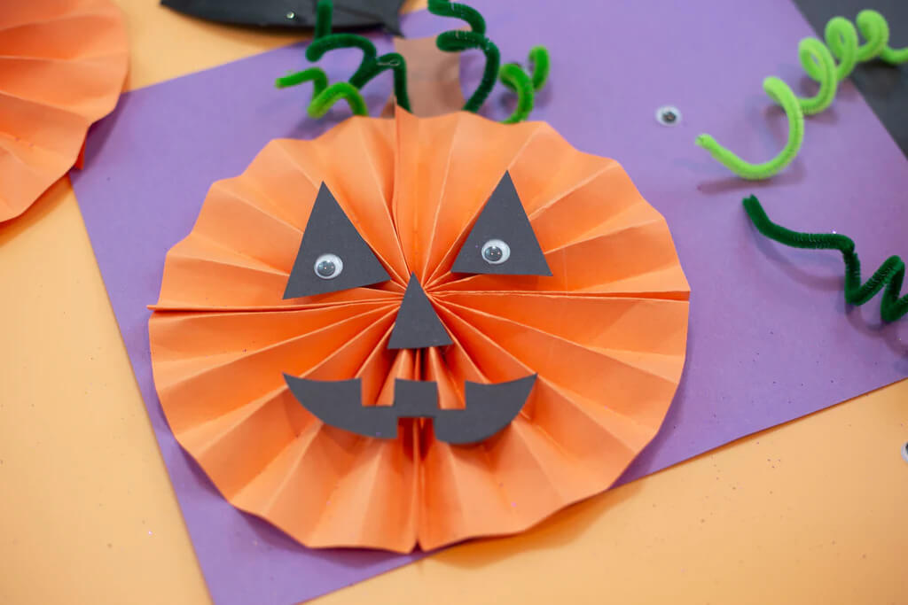 DIY Halloween Craft Using Construction Paper, Googly Eyes & Pipe Cleaners - Simple Halloween designs made with cardstock 