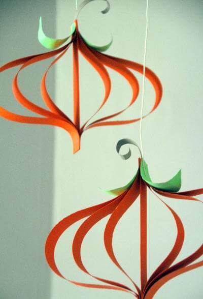 Easy & Fun Curly Pumpkin Craft Made With Construction Paper - Manufacturing Halloween decorations out of paper 