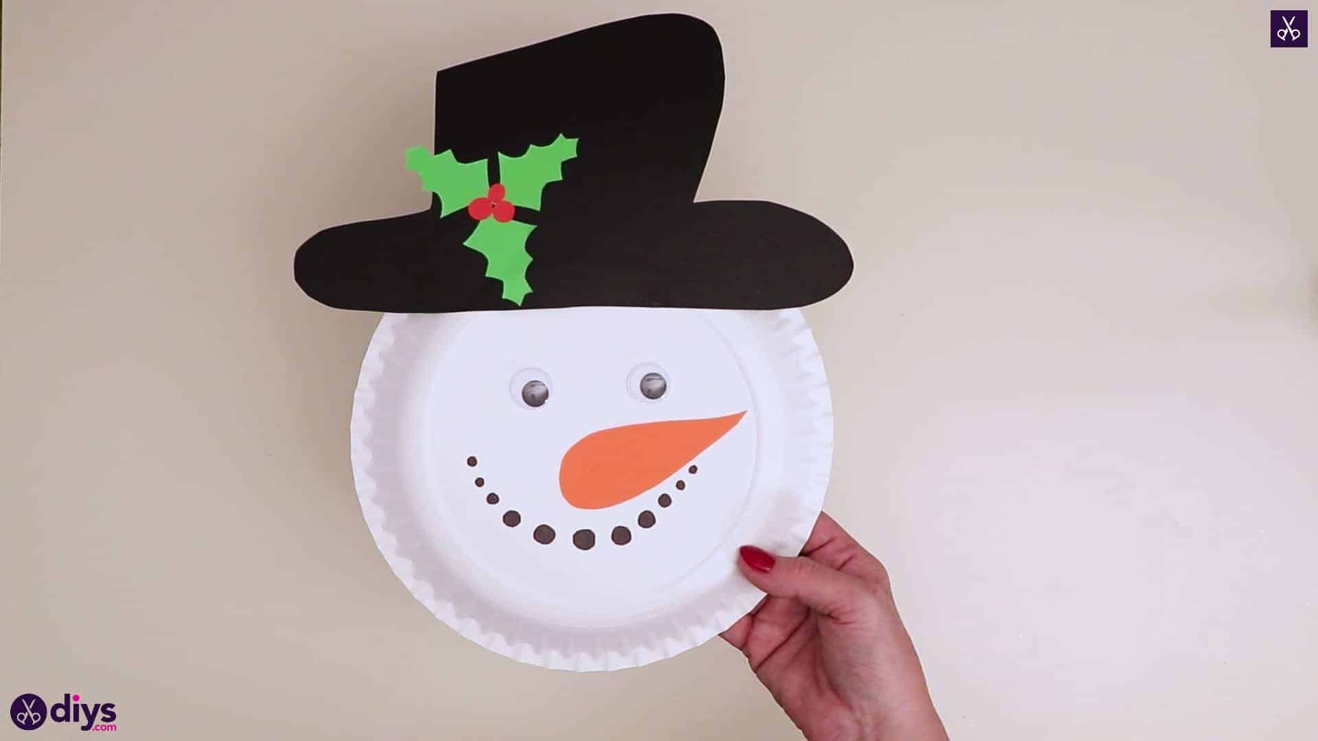 Easy To Make Snowman Head Craft Using Paper Plate, Colorful Paper, Googly Eyes & Marker - A simple winter craft for children - constructing a snowman from a paper plate. 