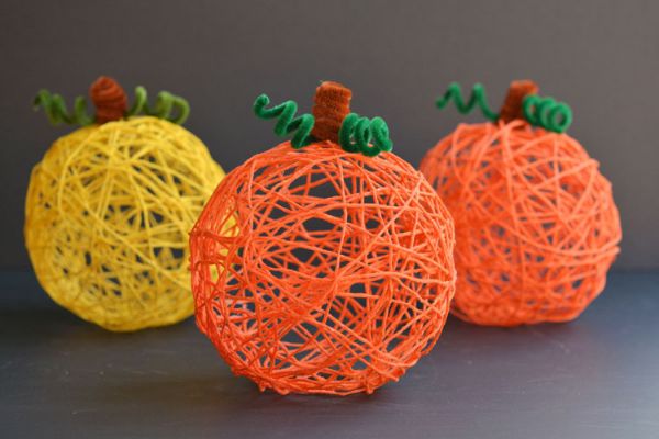 Easy Yarn Pumpkin Craft Project With Balloons & Pipe Cleaners - Examples of Fun Pumpkin Projects for Children 