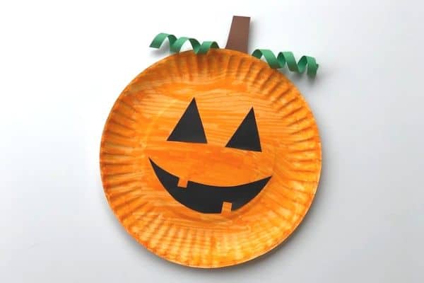 Fun & Spooky Paper Plate Pumpkin Craft For Kids - Halloween paper plates are perfect for preschoolers to make crafts.