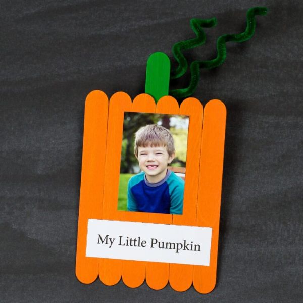 Handmade Popsicle Stick Pumpkin Frame Craft For Kids Using Pipe Cleaners - Creative Pumpkin DIYs for Little Ones 