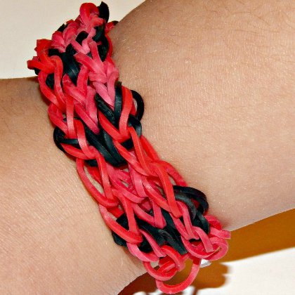 Handmade Rainbow Loom Bracelet Craft For Friendship Day - Crafting your own bracelets as a symbol of friendship on Friendship Day. 