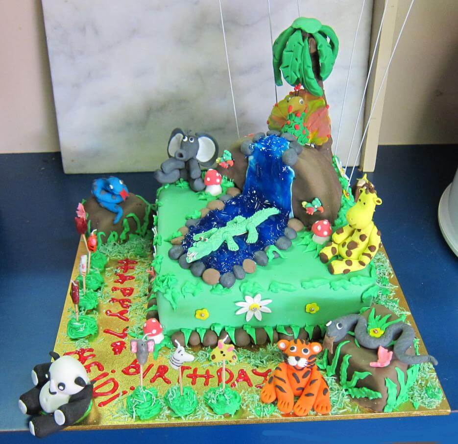 Lovely Jungle Safari-Themed Cake Idea For First Birthday - Hosting a Safari-themed gathering 