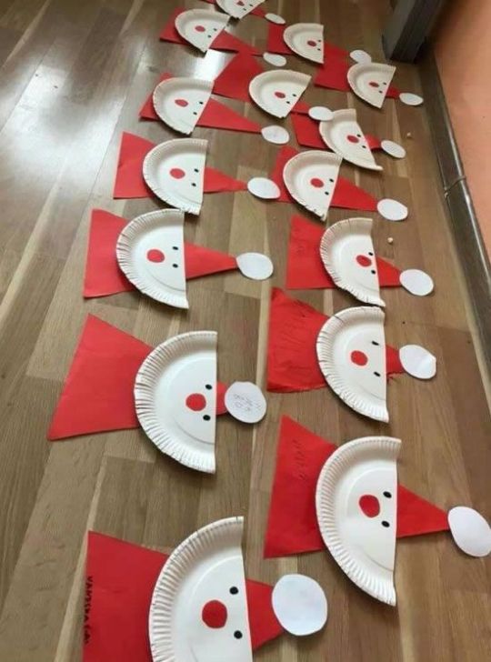 Quick & Simple Paper Plate Santa Craft For Preschoolers - Let your little ones have some Christmas-themed fun with Santa crafts.