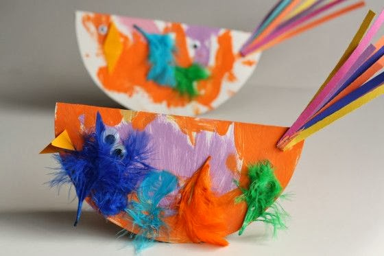 Simple & Cute Bird Craft Activity With Colorful Feathers - This DIY craft for kids allows you to make Sweet Love Birds with paper plates.