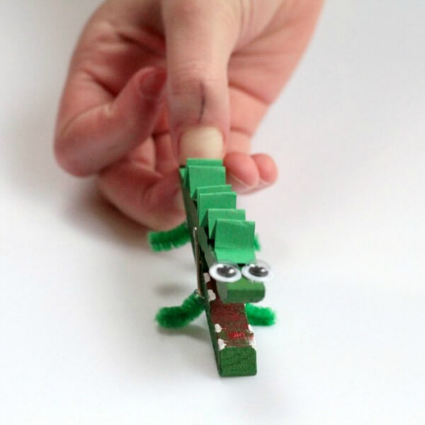 Simple & Cute Clothespin Alligator Craft With Green Paper, Googly Eyes & Washable Craft Paint - Crafting with clothespins for children 