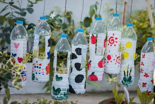 Simple Plastic Bottle Painting Art Idea For Children - Interesting techniques for customizing bottles.