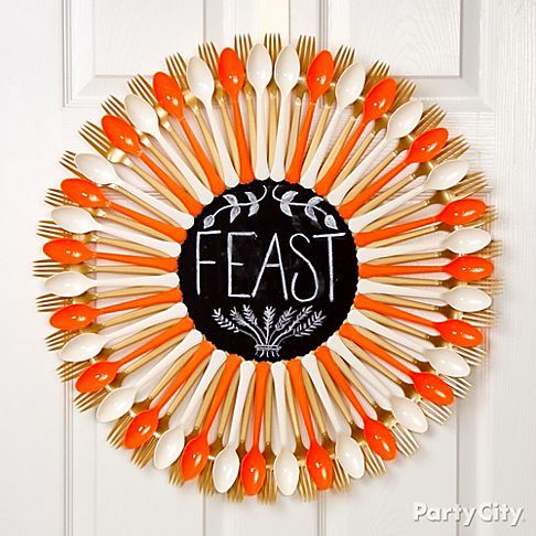 Simple Wreath Craft Decoration With Forks & Two Color Plastic Spoons - Interesting and ingenious plastic spoon designs 