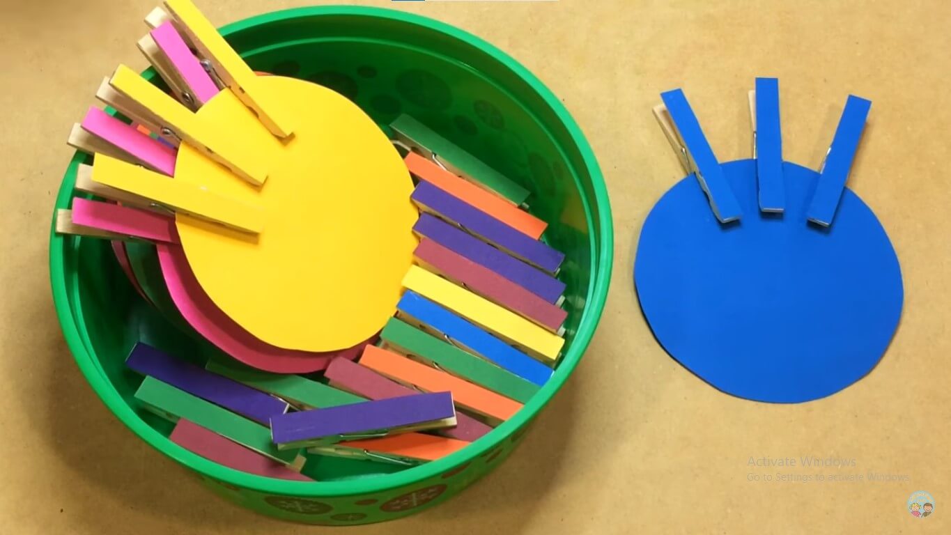 Very Easy Clothespin Color Matching Learning Activity For Toddlers At Home - Self-instruction with clothespins