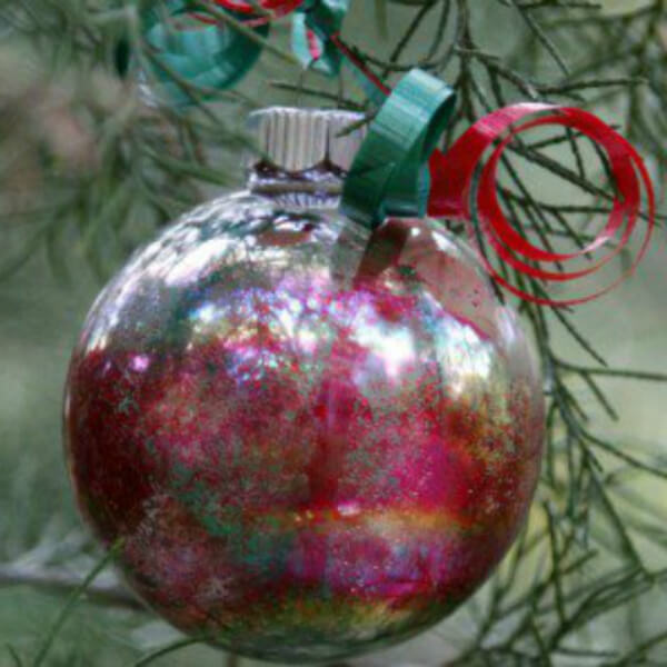 Very Simple Christmas Ornament Painting Art Idea For Preschoolers - Creating homemade Christmas ornaments for little ones