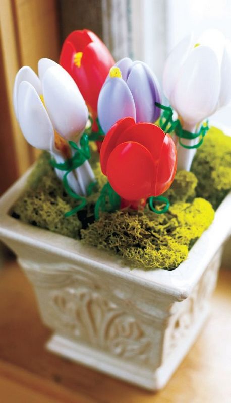 Very Simple Plastic Spoon Flowers Craft Using Pipe Cleaners - Inventive and Simple Plastic Spoon Creations