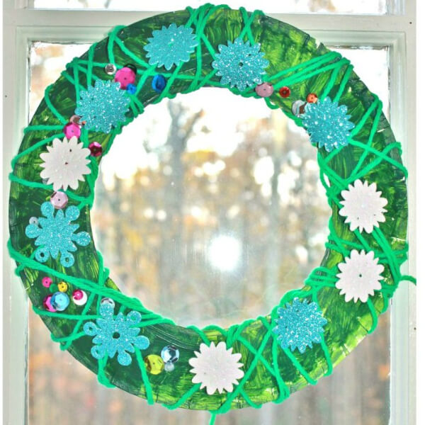 Yarn Wrapped Christmas Wreath Craft With Paper Plate & Foam Christmas Stickers, & Sequins - Building a Christmas Wreath
