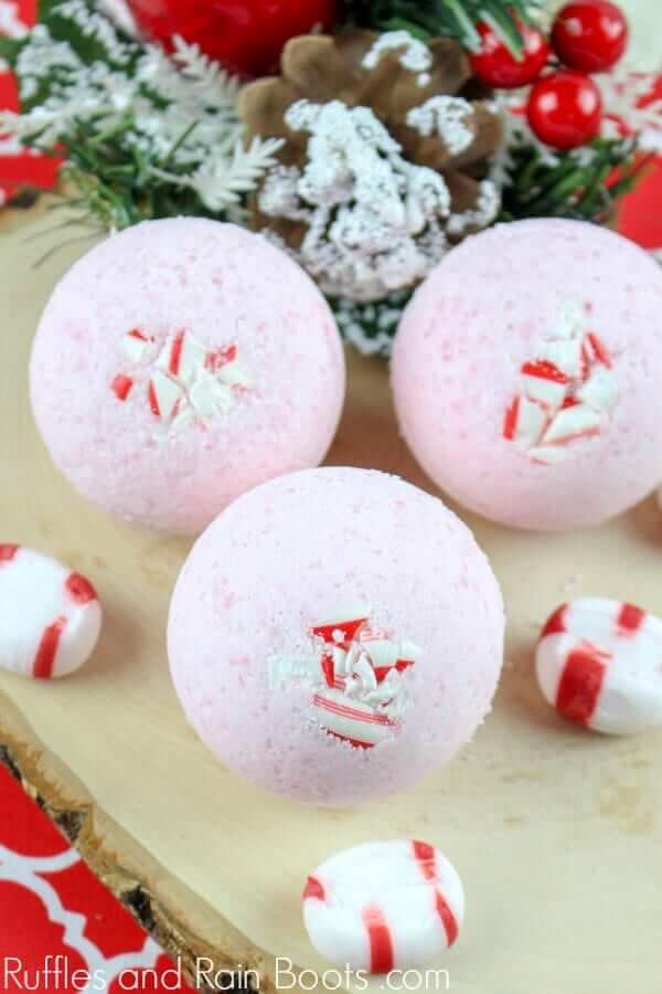 Amazing Candy Cane Bath Bombs Recipe With Peppermint Candies For Christmas Gifts - Assemble your own bath bombs for the youngsters this Yuletide