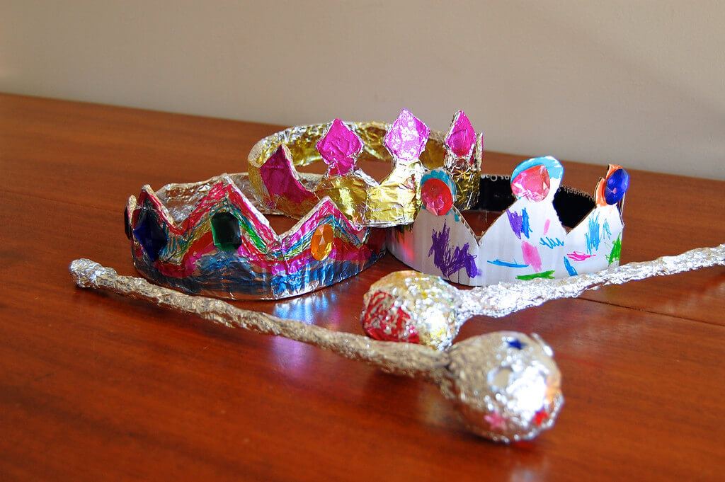 Attractive Aluminum Foil Crown Decoration Craft To Make At Home - Crafting with Tin Foil as a Kids' Activity