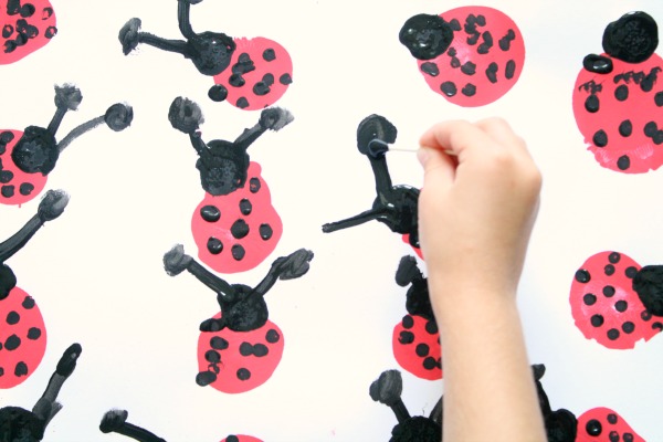 Creative Ladybug Stamp Art Without Paint Brushes Using Balloons, Black Pom Pom & Cotton Swab - Creative ideas for balloon art