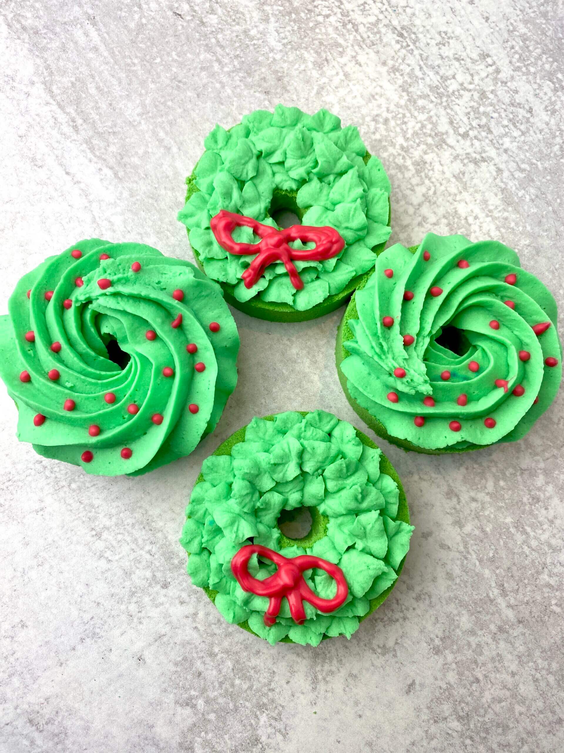 Creative Way to Make Holiday Wreath Bath Bombs With Bubble Bar Frosting - Put together your own bath bombs for the kids this Christmas