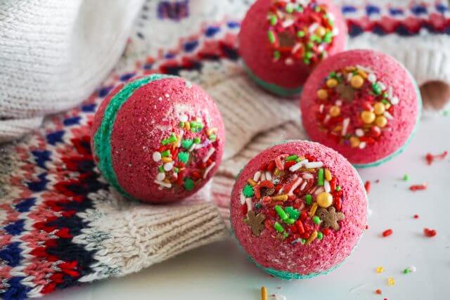 Easy To Make Christmas Bath Bombs Gift Idea Using Molds & Sprinkles - Make your own bath bombs for children this Christmas