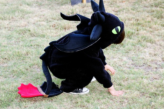 Lovely Dragon Costume Made With Sweatsuit For Toddlers - Assembling a Dragon Costume in the home 