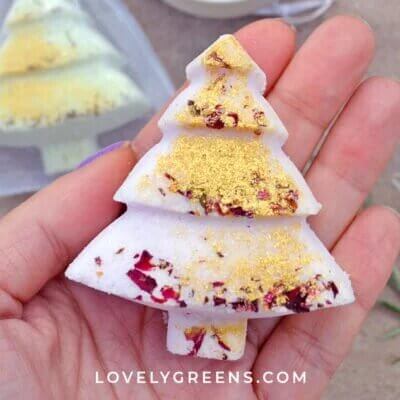 Nice Smelling Bath Bomb Gift Idea in The Shape Of a Christmas Tree - Making your own bath bombs for children this Christmas 