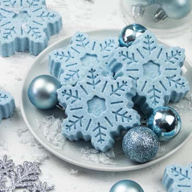 Winter Moisturizing Bath Bombs Recipe For Dry Skin in Snowflake Shaped - Create your own bath bombs for the kids over the Christmas period