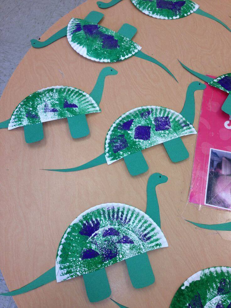 Interesting Paper Plate Dinosaurs Craft With Sponge Stamp- Kids can use a paper plate to make an awesome dinosaur!