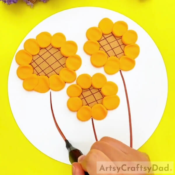 Making Petals And Stems Of All - Manufacturing a sunflower garden out of clay and paper. 