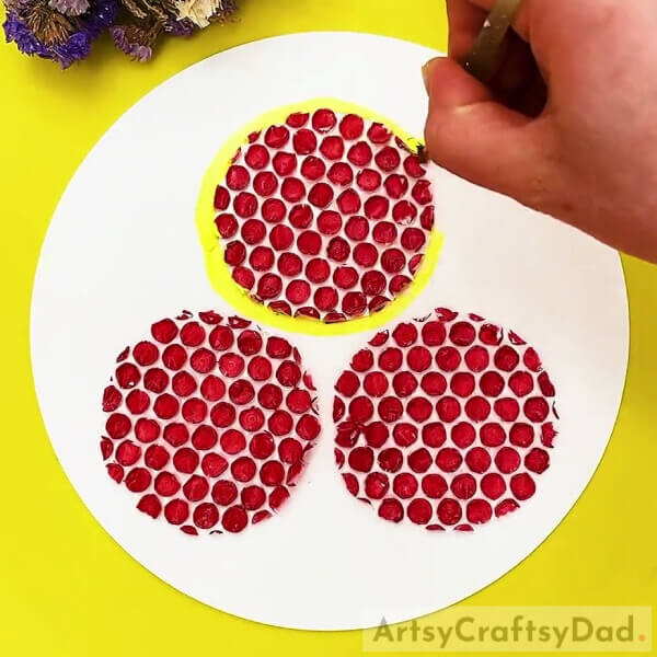 Outlining The Bubble Wrap Circles- Beginner-Friendly Bubble Wrap Pomegranate Design Tutorial 