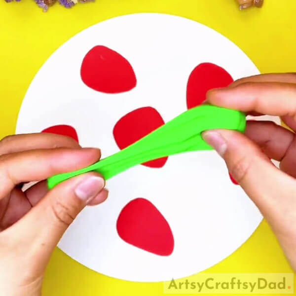 Pasting More Strawberries And Taking Out Clay-Crafting paper and clay strawberries as an activity for children. 