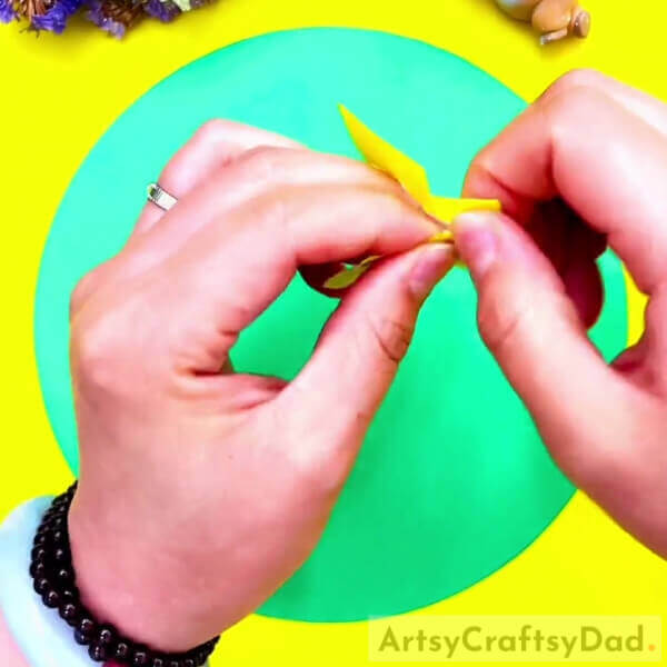 Tearing Out An Oval-A straightforward paper tearing flowers craft for children.