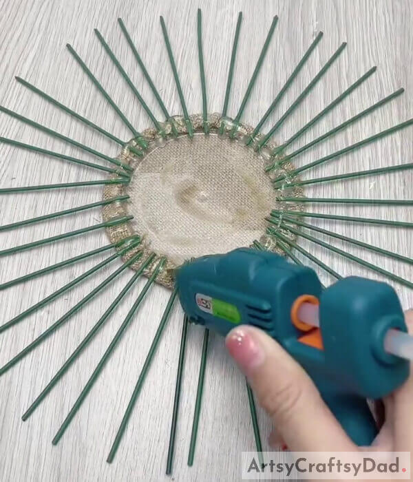 Apply Glue - Knitting a Basket using Jute Threads