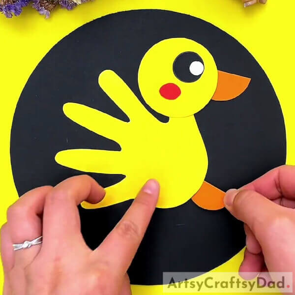 Cheeks and Feet of the Duck- Making a Palm Cutout Duck with paper for the kids, here's the tutorial.