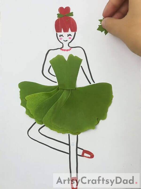 Cutting Small Maple Tree Leaf-shaped Leaves- How to Put Together a Lovely Leaf Outfit for a Young Lady