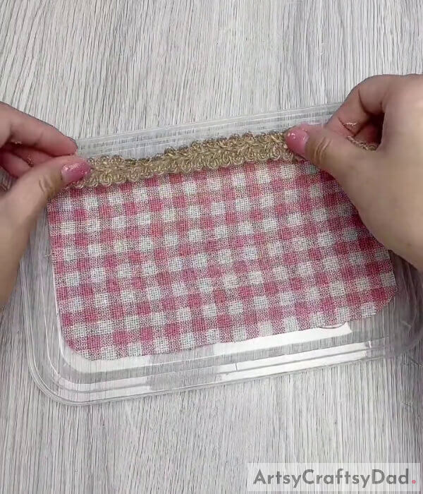 Decorate the Lid - Learn How to Embellish a Tissue Box with Jute Thread