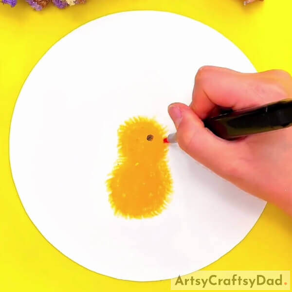 Make the eyes and the beak respectively - A lesson on drawing cuddly chicks with oil pastels for youngsters
