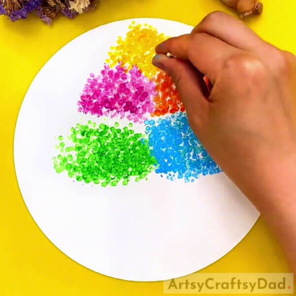 Making More Leaves Of The Tree- Kids can make a colorful tree pattern with earbud stamping. 